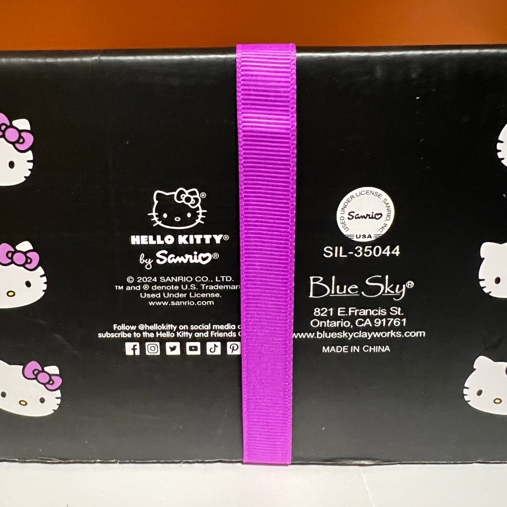 Hello Kitty Halloween Mug
and Figurine Set - Picture 8 of 8